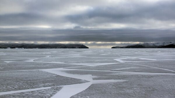 Лед на замерзшем озере Байкал - Sputnik Қазақстан