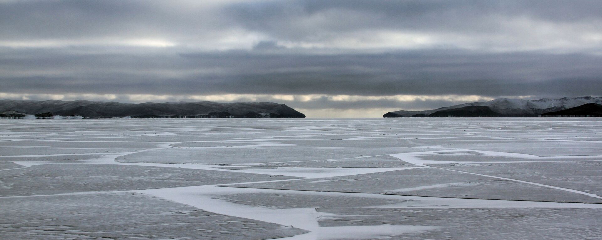 Лед на замерзшем озере Байкал - Sputnik Қазақстан, 1920, 05.02.2022