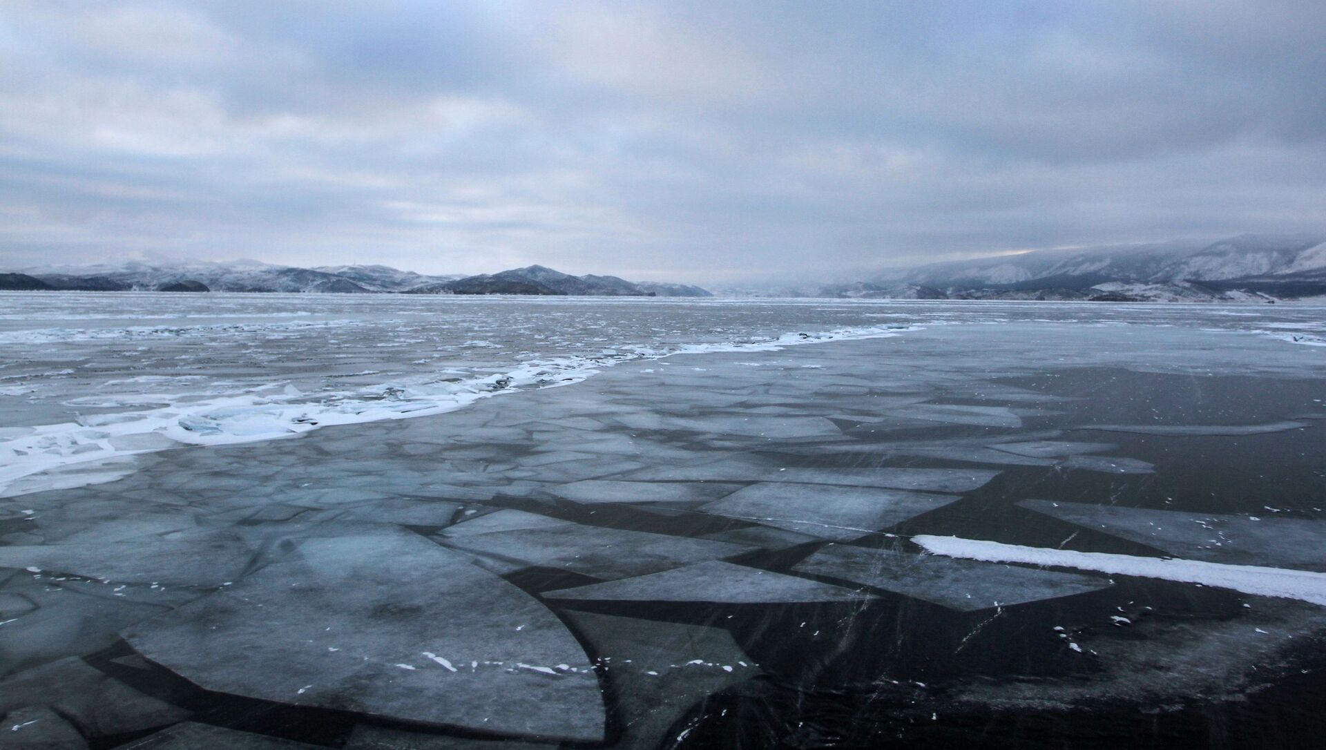 Лед на замерзшем озере Байкал - Sputnik Қазақстан, 1920, 25.12.2021