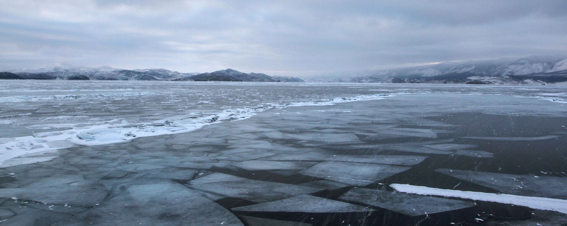 Лед на замерзшем озере - Sputnik Казахстан, 1920, 05.12.2022