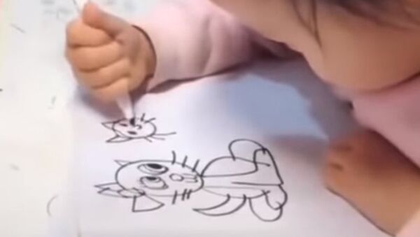 Малышка рисует чудесные картины - Sputnik Казахстан