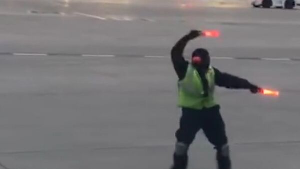 Танцующий работник аэропорта в Торонто - Sputnik Казахстан