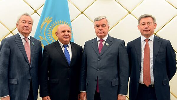 Архивное фото депутата мажилиса Сергея Дьяченко (второй справа) в кругу коллег - Sputnik Казахстан
