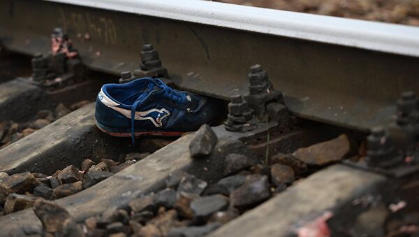 Архивное фото обуви на железнодорожных рельсах - Sputnik Казахстан