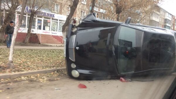 Mercedes опрокинулся в центре Петропавловска - Sputnik Казахстан
