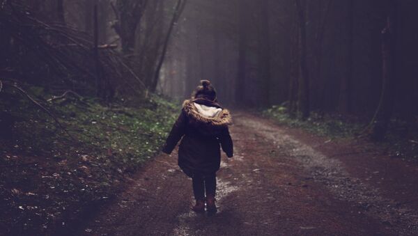 Одинокая девочка идет по дороге - Sputnik Казахстан
