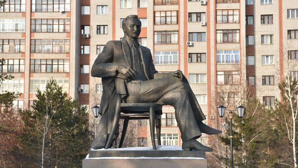 Памятник писателю Сакену Сейфуллину около музея, посвященного его жизни и творчеству  - Sputnik Қазақстан