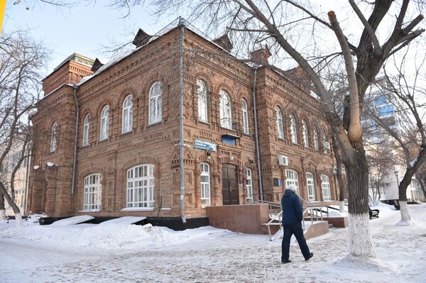 Двухэтажное кирпичное здание было построено в 1914 году под жилой дом купца Моисеева Двухэтажное кирпичное здание было построено в 1914 году под жилой дом купца Моисеева - Sputnik Казахстан