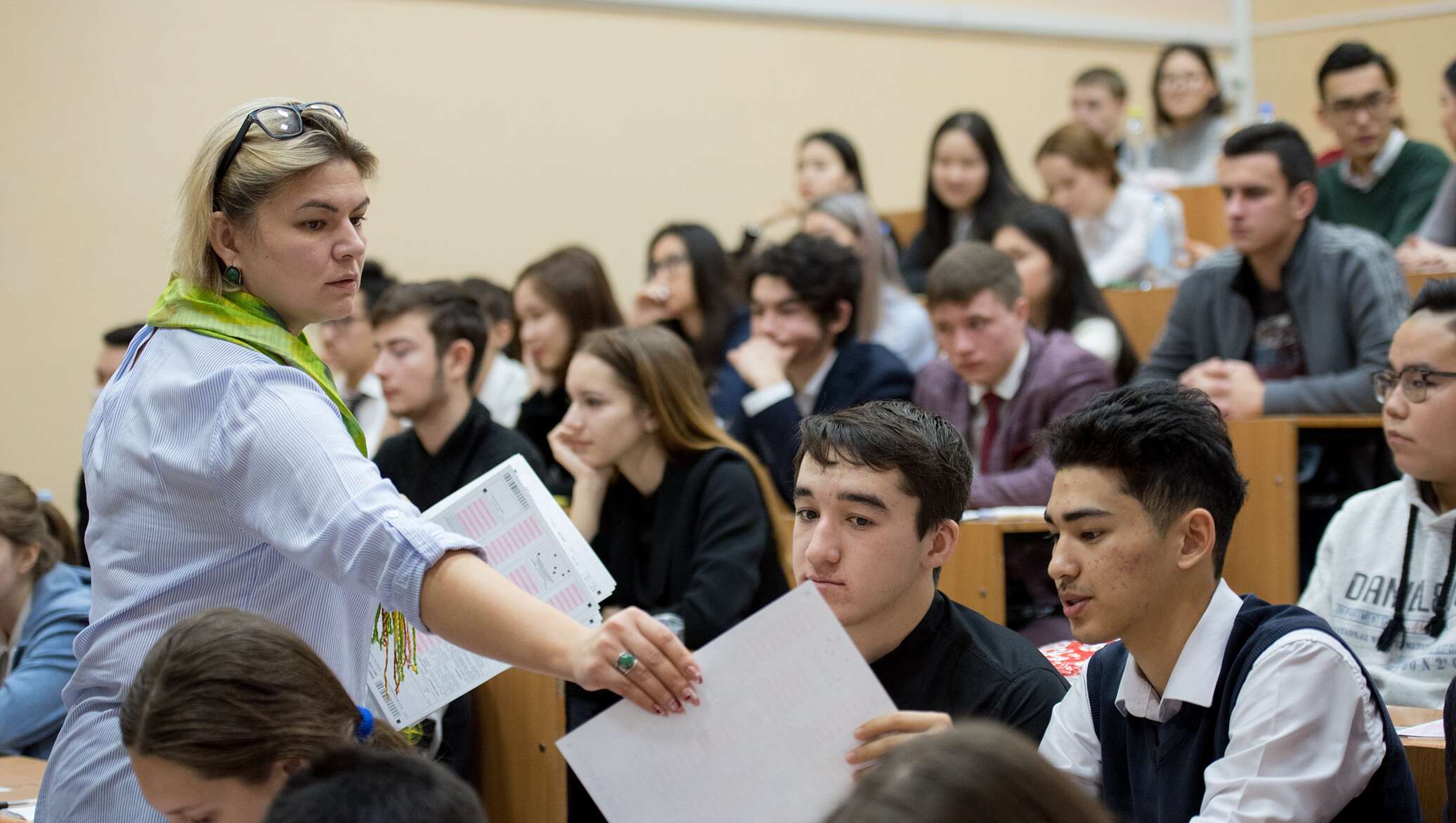 Последний курс в вузе. Студенты в вузе. Студенты выпускники. Казахский университет студенты.