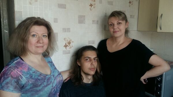 Андрей Моисеев вместе с мамой Анной Моисеевой и соседкой Натальей Кисарь спасли мужчину из горящей квартиры - Sputnik Казахстан