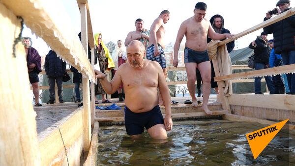 Астанчане штурмуют прорубь на реке Есиль в праздник Крещения - Sputnik Казахстан