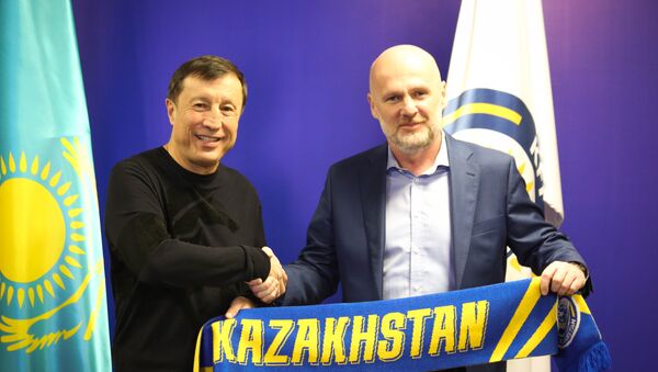 Главный тренер сборной Казахстана по футболу Михал Билек (слева) и президент Федерации футбола Казахстана Адильбек Джаксыбеков - Sputnik Казахстан