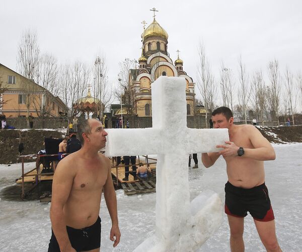 Крещенские купания в Алматы - Sputnik Казахстан