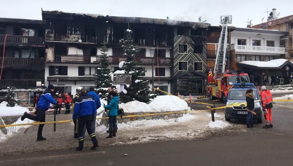 Полиция выясняет причины возгорания трехэтажного здания, который находится на территории престижного курорта - Sputnik Казахстан