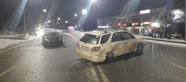 Три автомашины участвовали в аварии на ул. Джандосова Три автомашины участвовали в аварии на ул. Джандосова - Sputnik Казахстан