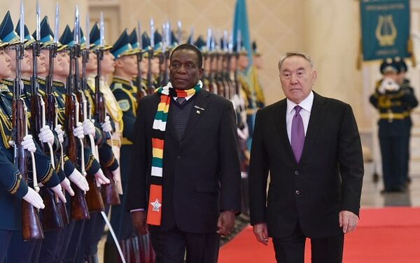 Президент Зимбабве Эммерсон Мнангагва и глава Казахстана Нурсултан Назарбаев во время встречи в Акорде - Sputnik Казахстан