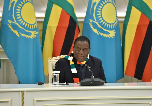 Президент Зимбабве Эммерсон Мнангагва во время встречи в Акорде - Sputnik Казахстан