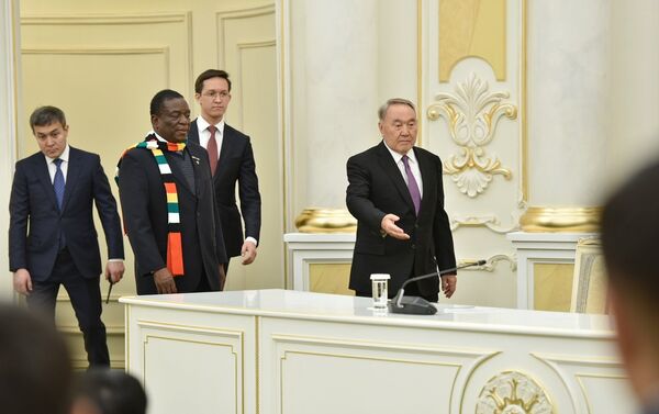 Президент Зимбабве Эммерсон Мнангагва и глава Казахстана Нурсултан Назарбаев во время встречи в Акорде - Sputnik Казахстан