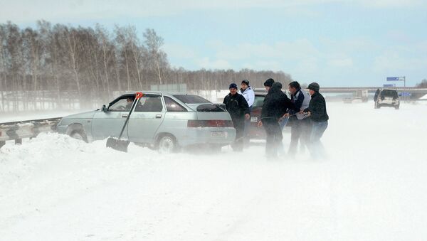 Автомобиль в снежном заносе, архивное фото - Sputnik Казахстан