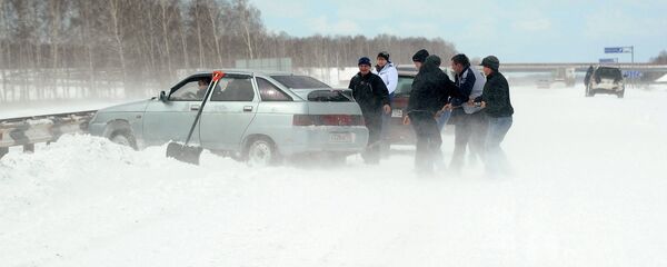 Автомобиль в снежном заносе, архивное фото Автомобиль в снежном заносе, архивное фото - Sputnik Казахстан