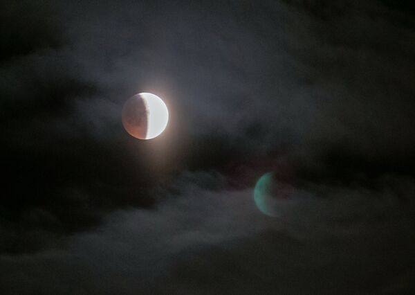 Луна во время затмения над Петрозаводском - Sputnik Казахстан