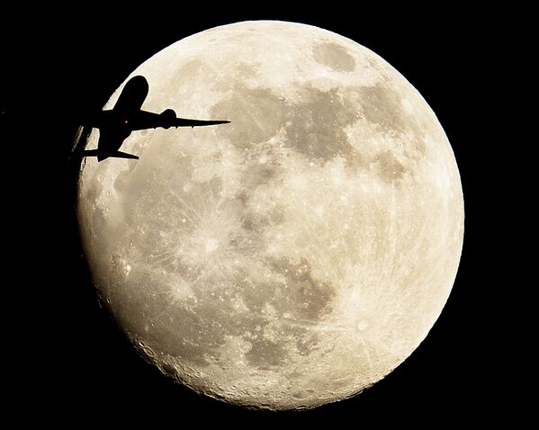 Самолет пролетает на фоне луны в Германии - Sputnik Казахстан