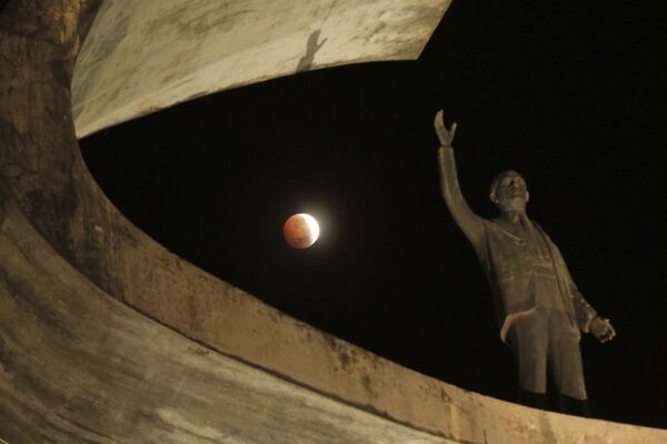 Лунное затмение в Бразилии - Sputnik Казахстан