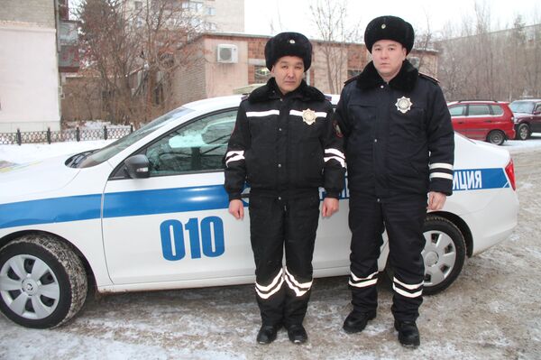 Капитан полиции Сейльхан Садыков и младший лейтенант Талгат Соболев - Sputnik Казахстан