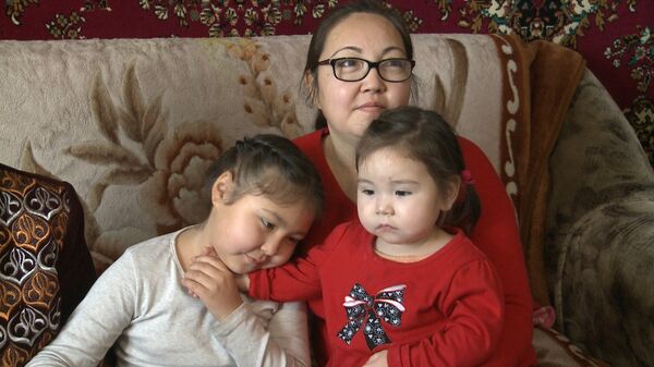 Маленькая Наргиз (справа) пришла в этот мир, чтобы спасти семью Маленькая Наргиз (справа) пришла в этот мир, чтобы спасти семью - Sputnik Казахстан