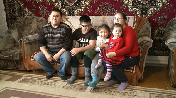 У Бейсеновых нет своего дома, их приютили родственники. Купить собственное жилье получится не скоро, семья до сих пор выплачивает кредиты и раздает долги У Бейсеновых нет своего дома, их приютили родственники. Купить собственное жилье получится не скоро, семья до сих пор выплачивает кредиты и раздает долги - Sputnik Казахстан