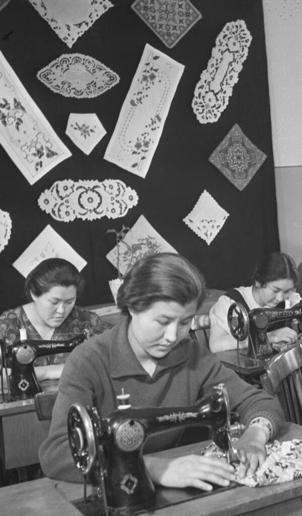 Студентки филологического факультета ЖенПИ на уроке домоводства, архивное фото - Sputnik Казахстан