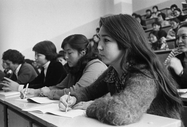 Студенты III курса Казахского педагогического института имени Абая на лекции, архивное фото - Sputnik Казахстан