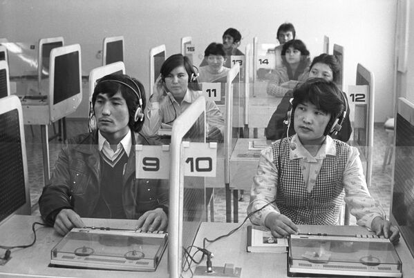 Студенты во время занятия в лингафонном классе в Казахстанском государственном университете имени М.И. Калинина в Алма-Ате, архивное фото - Sputnik Казахстан