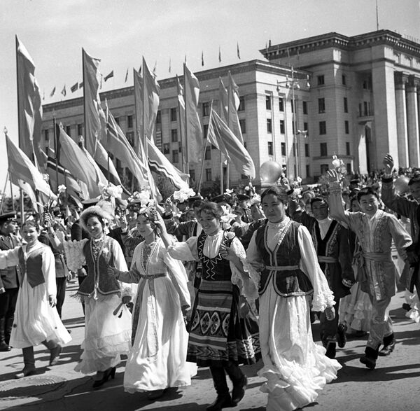 Студенты Алма-Аты на праздничной демонстрации в честь Международного дня Солидарности трудящихся, архивное фото - Sputnik Казахстан