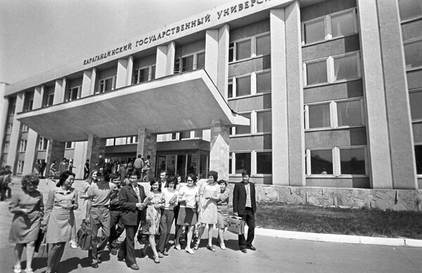 Студенты у здания Карагандинского государственного университета, архивное фото - Sputnik Казахстан