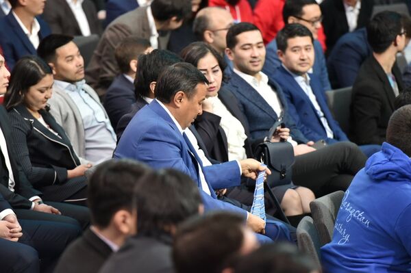  Участники снимают галстуки во время церемонии открытия Года молодежи Тәуелсіздіктің ұрпақтары - Sputnik Казахстан