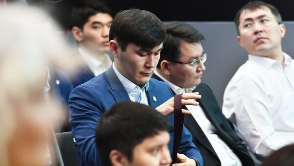 Участники снимают галстуки во время церемонии открытия Года молодежи Тәуелсіздіктің ұрпақтары - Sputnik Казахстан