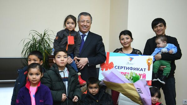 Молодая многодетная мать Жазира Тургынова получила ключи от 4-комнатной квартиры - Sputnik Казахстан