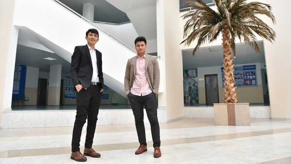 Студенты ЕНУ из Афганистана: Хусайн Ахмади( слева) и Рахим Юсуфи (справа) - Sputnik Казахстан