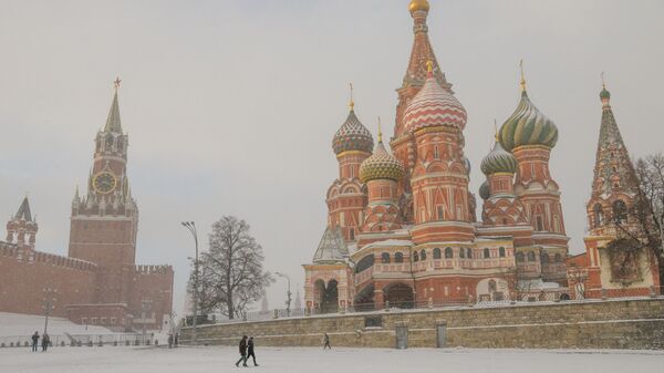 Собор Василия Блаженного на Красной площади в Москве во время снегопада - Sputnik Қазақстан