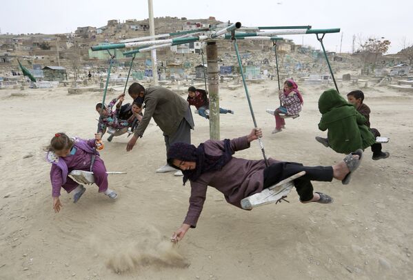 Дети катаются на качелях в Кабуле, Афганистан - Sputnik Казахстан