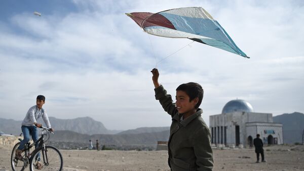 Мальчик пускает воздушного змея - Sputnik Казахстан