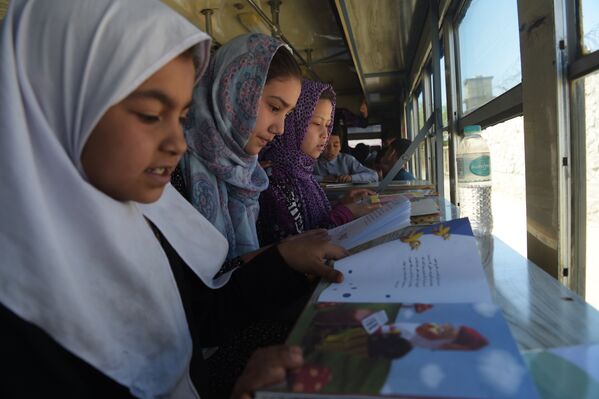 Афганские девочки в библиотеке - Sputnik Казахстан