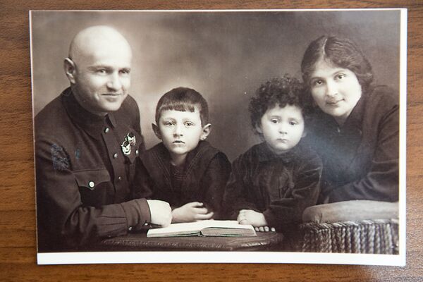 Ели клей и пили воду из луж: заслуженный врач рассказал о блокаде Ленинграда Ели клей и пили воду из луж: заслуженный врач рассказал о блокаде Ленинграда - Sputnik Казахстан