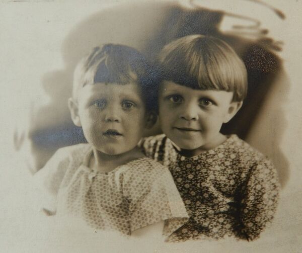 Ирина Седельникова с братом, архивное фото Ирина Седельникова с братом, архивное фото - Sputnik Казахстан