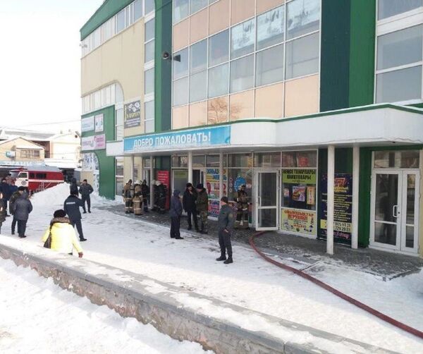 Из-за пожара в торговом доме эвакуировали более 100 человек Из-за пожара в торговом доме эвакуировали более 100 человек - Sputnik Казахстан