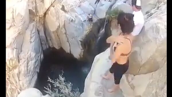 Девушка ныряет в воду с отвесных скал - видео - Sputnik Казахстан