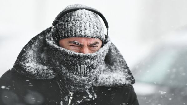 Мужчина во время снегопада - Sputnik Казахстан