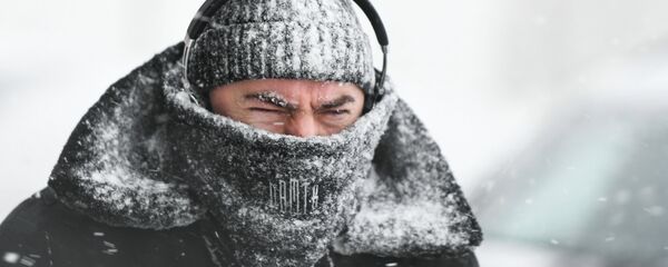 Мужчина во время снегопада - Sputnik Казахстан