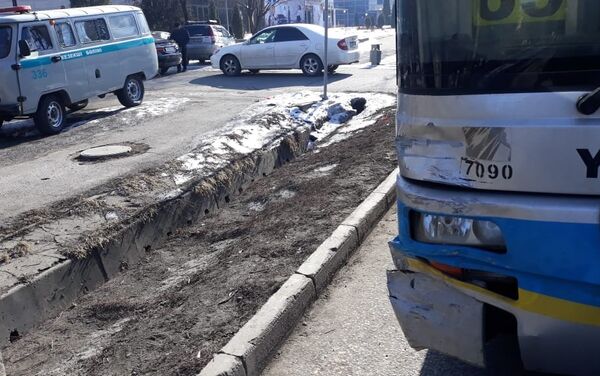 Toyota столкнулась с пассажирским автобусом - Sputnik Казахстан